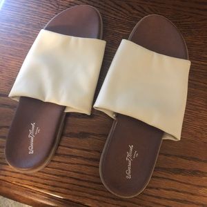 Universal Thread GiGi Hooded Slides
